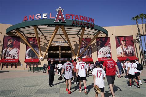 Mayor of Anaheim resigns amid probe involving Angels deal .